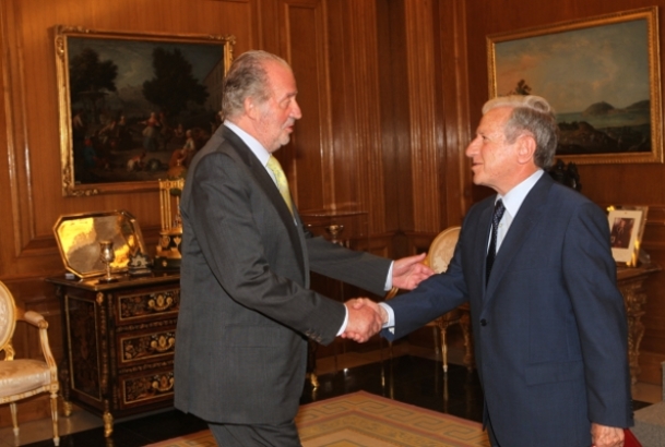 Su Majestad el Rey saluda a Pascual Sala