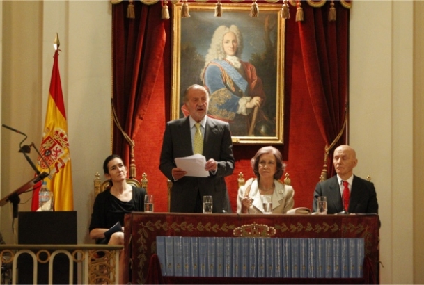 Don Juan Carlos, durante su intervención, junto a la Reina, la ministra de Cultura y el director de la Real Academia de la Historia
