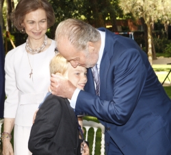 Sus Majestades los Reyes saludan afectuosamente a su quinto nieto, Miguel