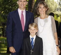 Los padrinos, Don Felipe y Lucía Urdangarin, junto a Miguel