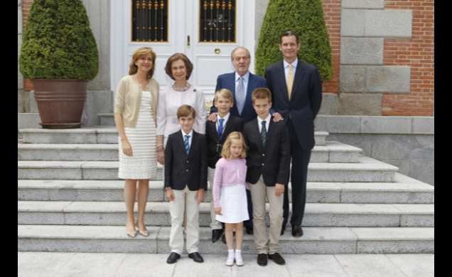 Sus Majestades junto a la familia Urdangarin y de Borbón
