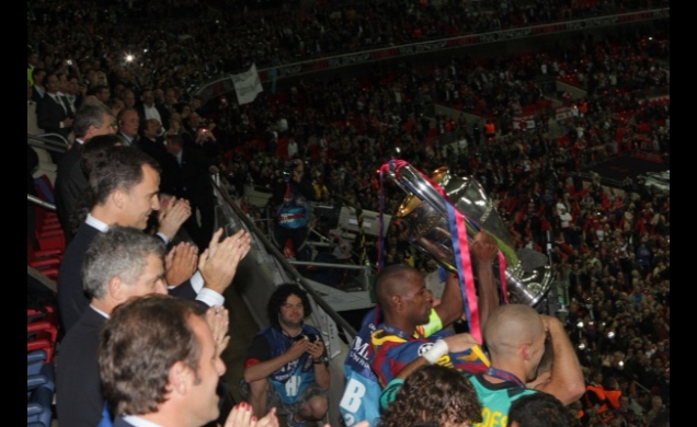 Don Felipe y el resto de autoridades aplauden a los jugadores barcelonistas tras recibir el trofeo