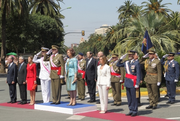 Los Reyes y los Príncipes, con la ministra de Defensa, el presidente de la Junta de Andalucía y el jefe del Estado Mayor de la Defensa, entre otras au