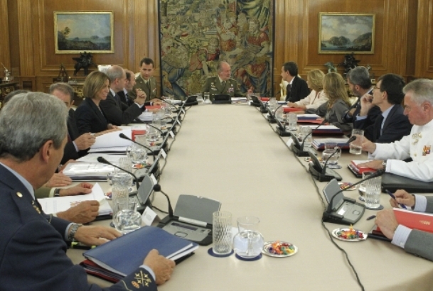 Su Majestad el Rey, acompañado por el Príncipe de Asturias durante la reunión
