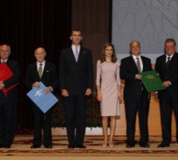 Fotografía de grupo con los galardonados en los Premios Internacionales de Navarra Príncipe de Viana 2011