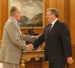 Su Majestad el Rey saluda al Presidente de la República de Polonia