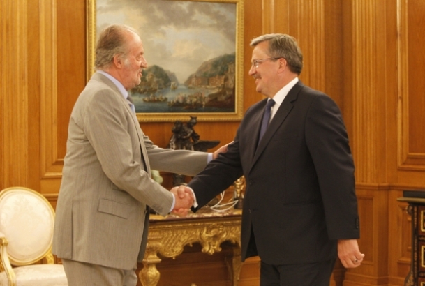 Su Majestad el Rey saluda al Presidente de la República de Polonia