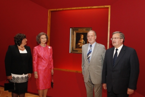 Sus Majestades los Reyes, junto al Presidente de Polonia y su esposa, delante del cuadro La Dama del Armiño