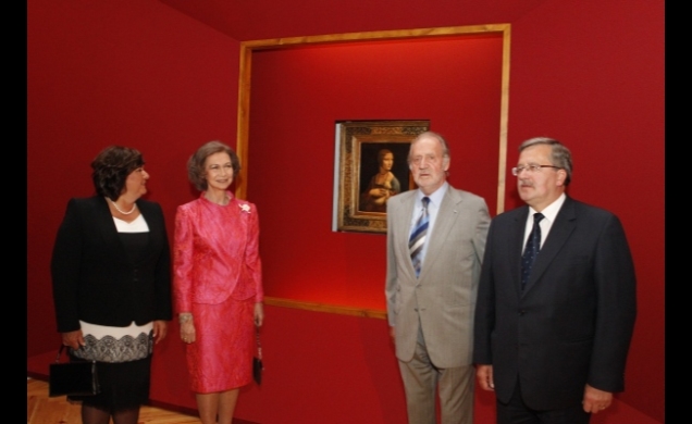 Sus Majestades los Reyes, junto al Presidente de Polonia y su esposa, delante del cuadro La Dama del Armiño