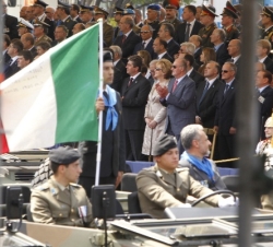 Don Juan Carlos aplaude al paso de la bandera italiana