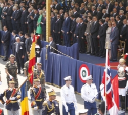 Paso de la bandera de España ante la tribuna de honor