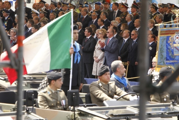 Don Juan Carlos aplaude al paso de la bandera italiana