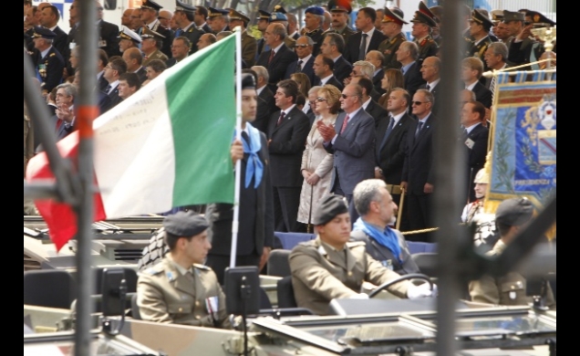 Don Juan Carlos aplaude al paso de la bandera italiana