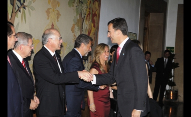 Sus Altezas Reales los Príncipes de Asturias, saludan a un grupo de invitados, a su llegada al XVI Foro España-Estados Unidos