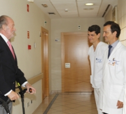 Don Juan Carlos con el fisioterapeuta, el cirujano y el director médico