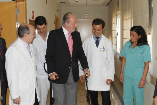 Su Majestad, con el equipo médico que le ha atendido en el Hospital USP San José