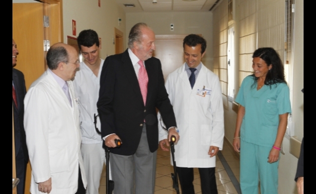 Su Majestad, con el equipo médico que le ha atendido en el Hospital USP San José