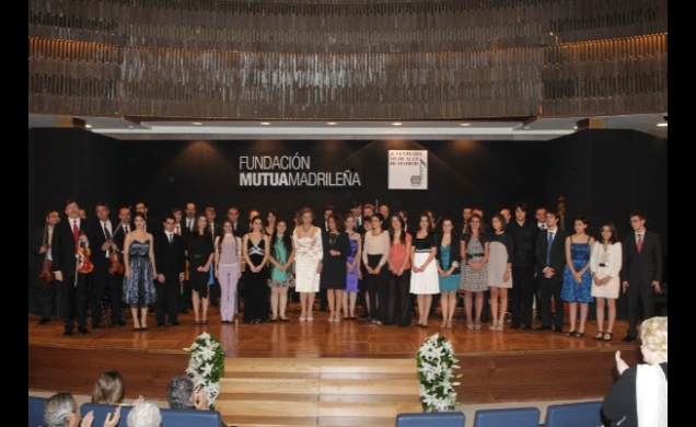Fotografía de grupo con los jóvenes becados y los miembros de la orquesta