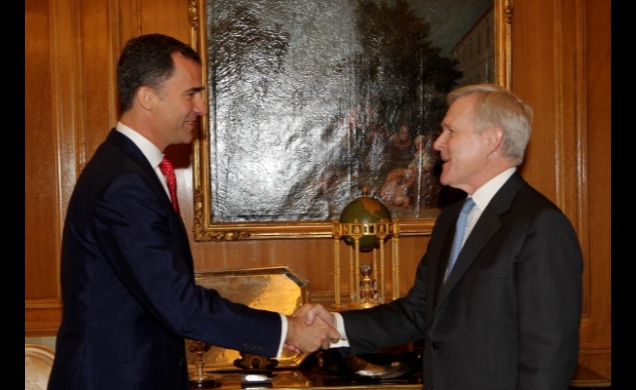 Don Felipe recibe el saludo del Secretario de la Armada de los Estados Unidos de América