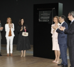 La Reina descubre la placa conmemorativa de la inauguración del Museo