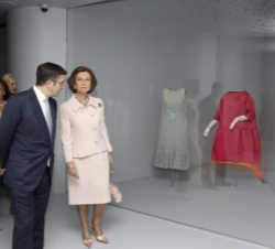 La Reina, durante su recorrido por la exposición