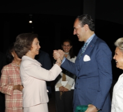 Su Majestad la Reina es saludada por Jaime de Marichalar