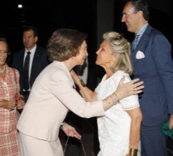 Doña Sofía es saludada por Beatriz de Orleans