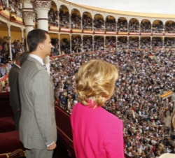 Don Felipe durante la interpretación del Himno Nacional, al comienzo de la corrida