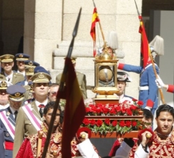 Don Felipe durante el recorrido del Cortejo Procesional