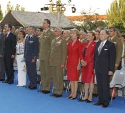 Don Felipe junto a las autoridades civiles y militares asistentes al acto