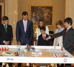 Sus Altezas Reales los Príncipes de Asturias observan uno de los trabajos de los jóvenes