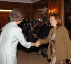 Su Majestad la Reina saluda a la ministra de Sanidad, Política Social e Igualdad, Leire Pajín