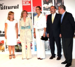 Su Alteza Real junto al secretario de Estado de Educación y Formación Profesional, Mario Bedera, la presidenta editora de ABC, Catalina Luca de Tena, 