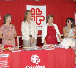 Doña Elena en la mesa de cuestación