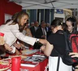 Su Alteza Real pone el distintivo del Día de Caridad a unas niñas