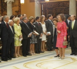 Su Majestad la Reina a su llegada a la Clausura junto a Su Alteza Real la Infanta Doña Margarita y el Duque de Soria