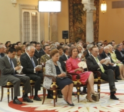 Su Majestad durante el concierto acompañada de Su Alteza Real la Infanta Doña Margarita y el Duque de Soria
