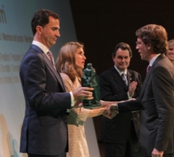Don Felipe hace entrega a Pere Barri del Premio Impulsa Social