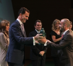 Don Felipe hace entrega a Romain Quidant del Premio Impulsa Ciencia y Academia