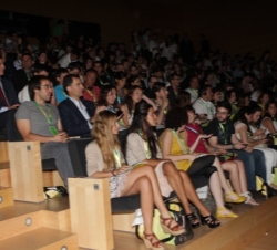 Don Felipe durante las ponencias