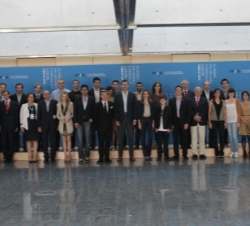 Don Felipe y Doña Letizia con los ponentes y los cargos directivos de la Fundación Príncipe de Girona