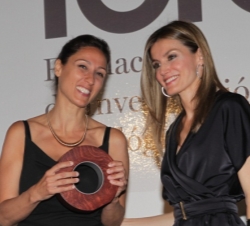La Princesa con la galardonada, la doctora Laura Soucek