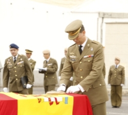 Su Alteza Real el Príncipe de Asturias impone a los fallecidos la Cruz al Mérito Militar con distintivo rojo