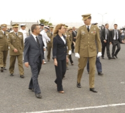 Don Felipe acompañado por la ministra de Defensa, Carme Chacón, el presidente de Canarias, Paulino Rivero, a su llegada