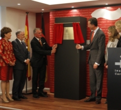 Don Felipe en presencia de Doña Letizia descubre una placa conmemorativa