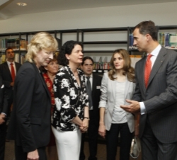 Don Felipe y Doña Letizia conversan con miembros del Instututo Cervantes de Hamburgo