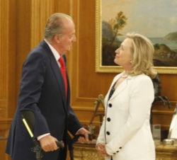 Su Majestad el Rey conversa con Hillary Clinton