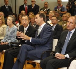 Ban Ki-moon y Don Felipe conversan antes de la exposición sobre el Centro