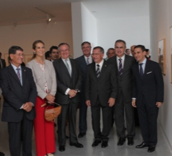 Doña Elena durante la visita a la exposición de grabados de Gutiérrez Solana