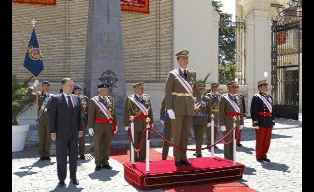 Su Alteza Real recibide los Honores de Ordenanza